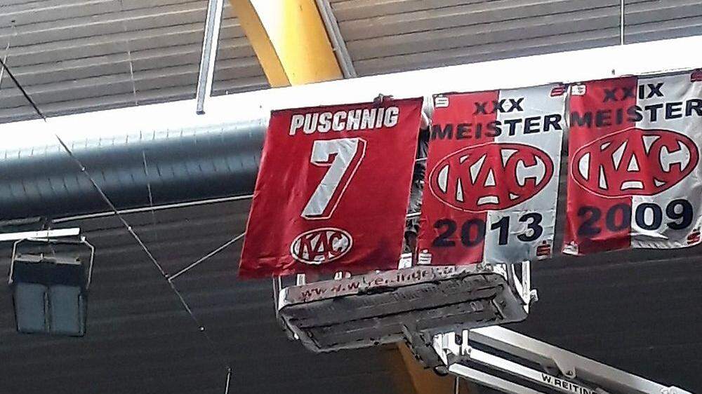 Das Trikot von Sepp Puschnig mit der Nummer 7 hängt nun in der Stadthalle Klagenfurt