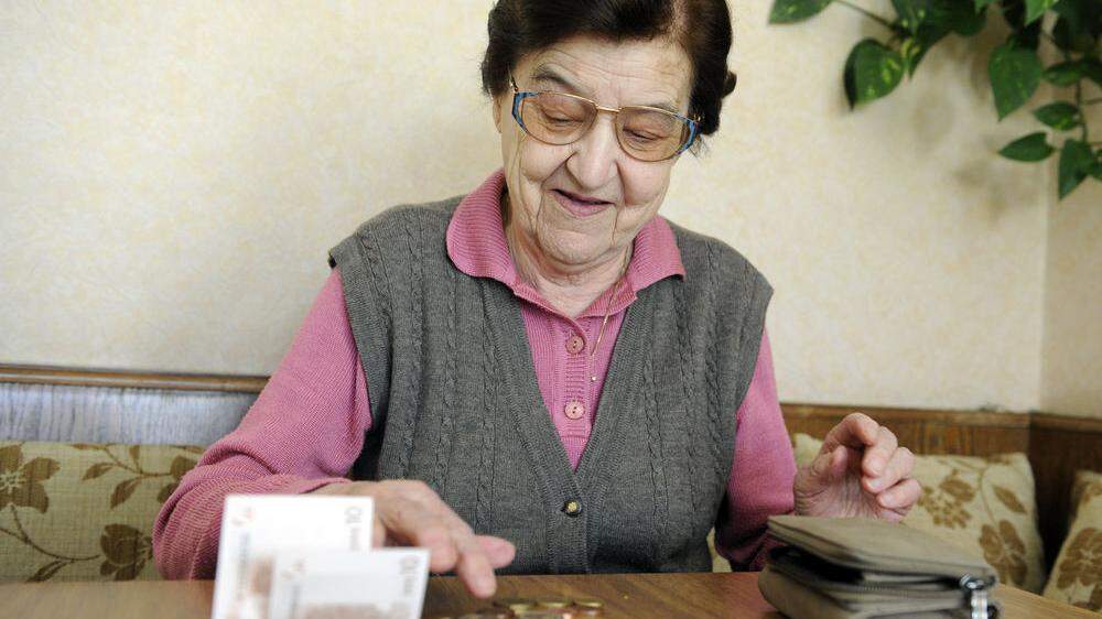 Geldgeschäfte sind für Seniorinnen und Senioren in der Corona-Krise oft eine Herausforderung
