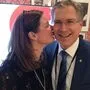 Sandra Siebert gratulierte ihrem Lebensgefährten Martin Kulmer zum Wahlerfolg 