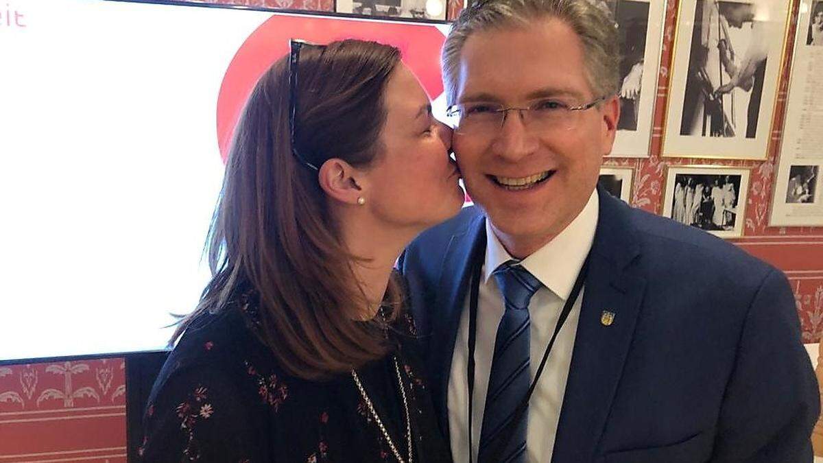 Sandra Siebert gratulierte ihrem Lebensgefährten Martin Kulmer zum Wahlerfolg 