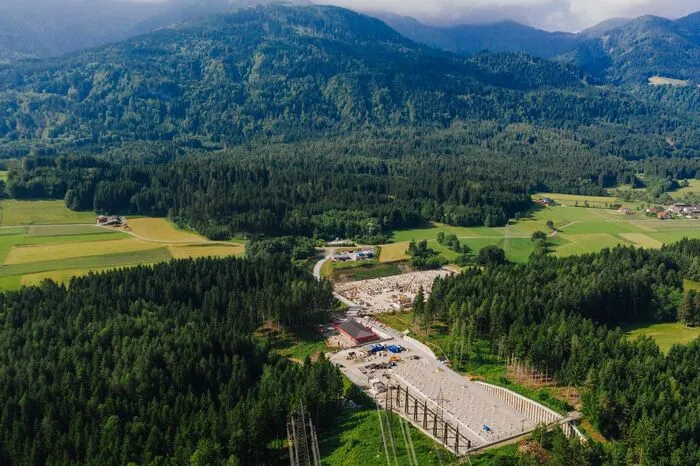 Hier, südlich von Fürnitz, wird gerade das 220/110-kV-Umspannwerk gebaut, das die Stromversorgung im Raum Villach sicherstellen soll