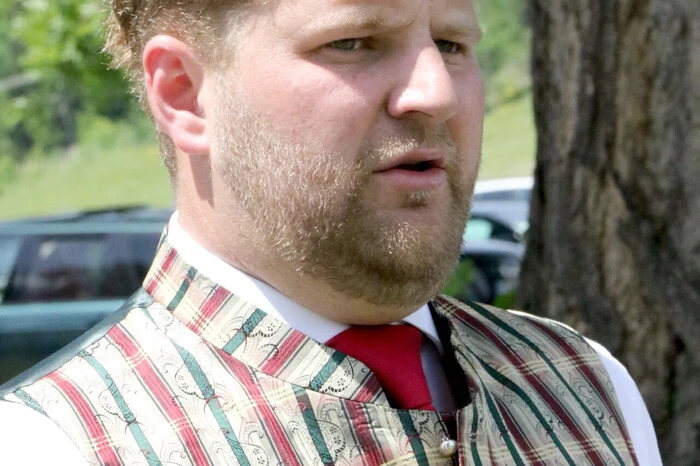 Obmann Wolfgang Krassnitzer (Foto) und die beiden Chorleiter Karl Sabitzer und Hermelinde Dielacher konnten beim Singen unter den Linden neben den Gastchören unter anderen Bürgermeister Franz Pirolt, Metallbau-Unternehmer Johann Selinger, Bezirksjägermeister Johann Drescher, Trafikant Wolfgang Eberdorfer sowie den frisch gebackenen Bezirksobmann des Sängergaues St. Veit/Feldkirchen, Siegfried Ehrlich auf 964 Meter Seehöhe willkommen heißen. 