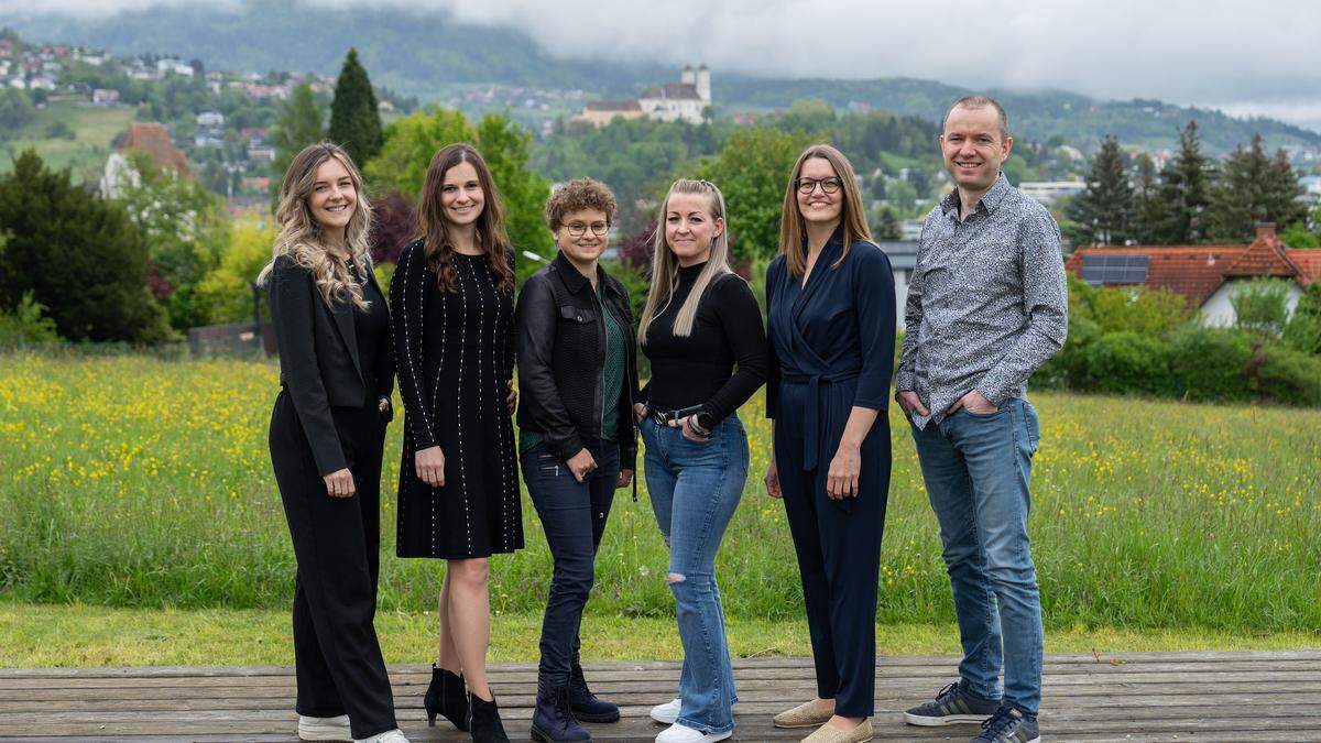 Ein Teil des Teams in Weiz: Julia Kammerer, Nicole Stranzl, Veronika Teubl-Lafer, Birgit Dudas-Großschädl, Sonja Berger und Thomas Wieser