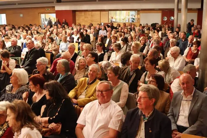 Und das Publikum war voll dabei: viel Applaus, große Emotionen und vom Anfang an große Begeisterung. Fazit des Abends: Der Kärntner Viergesang kann nicht nur Tradition – er kann auch richtig begeistern. 