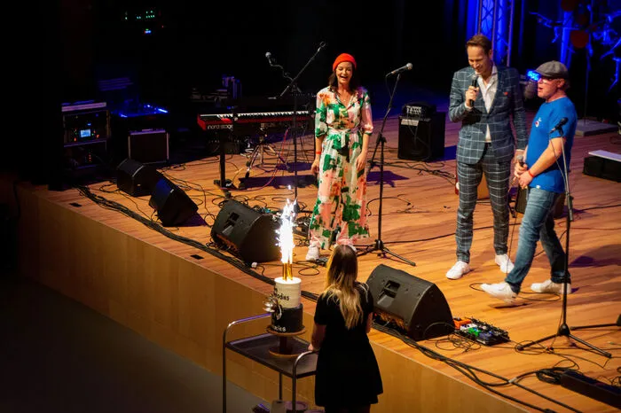 Im Zuge der Jubiläumsfeier wurde auch eine zweistöckige Torte angeschnitten und unter allen Teilnehmern des Songwriting Camps 2021 aufgeteilt.