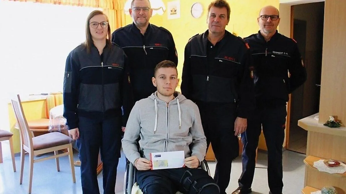 Eine Abordnung der Stadtfeuerwehr Leibnitz mit Kevin Gritsch, Kommandant der Feuerwehr Hütt