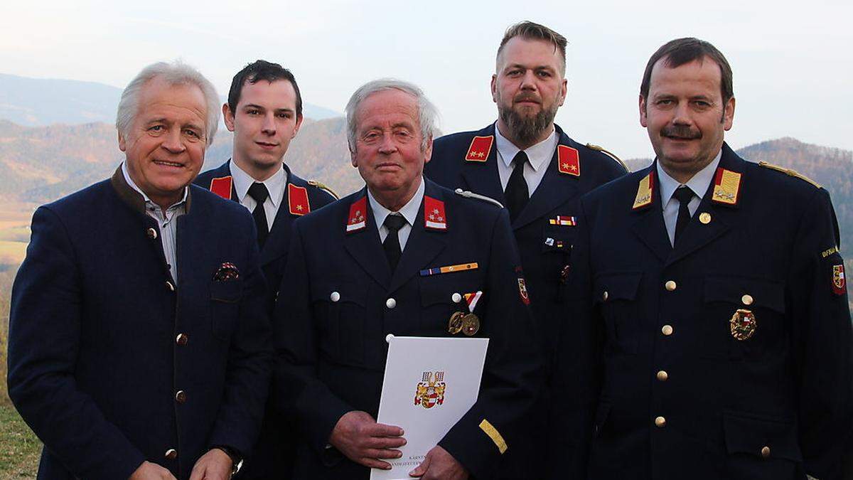 Bürgermeister Hermann Primus, Kommandant-Stellvertreter Johannes Kuschnig, Raimund Hinteregger, Markus Schober und Bezirksfeuerwehrkommandant-Stellvertreter Magnus Semmler 