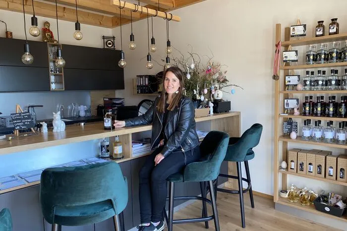 Lisa Bauer im Shop mit Barbereich