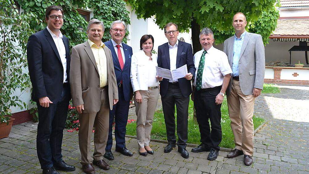 Landesrat Christian Buchmann (3. von rechts) besichtigte Unternehmen in der Region