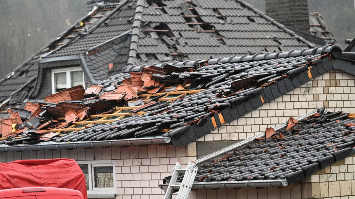 Aufräumarbeiten nach Tornado in der Eifel