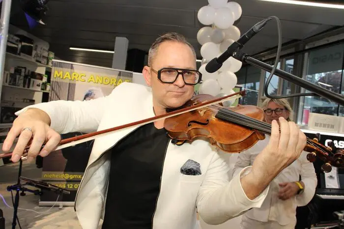  Ein besonderes Highlight: Grammy- und Emmy-Gewinner Skip Martin von Kool & The Gang spielt die Trompetenparts, während Emmy-Gewinner Stefan Maier mit seiner Violine für magische Klänge sorgt.