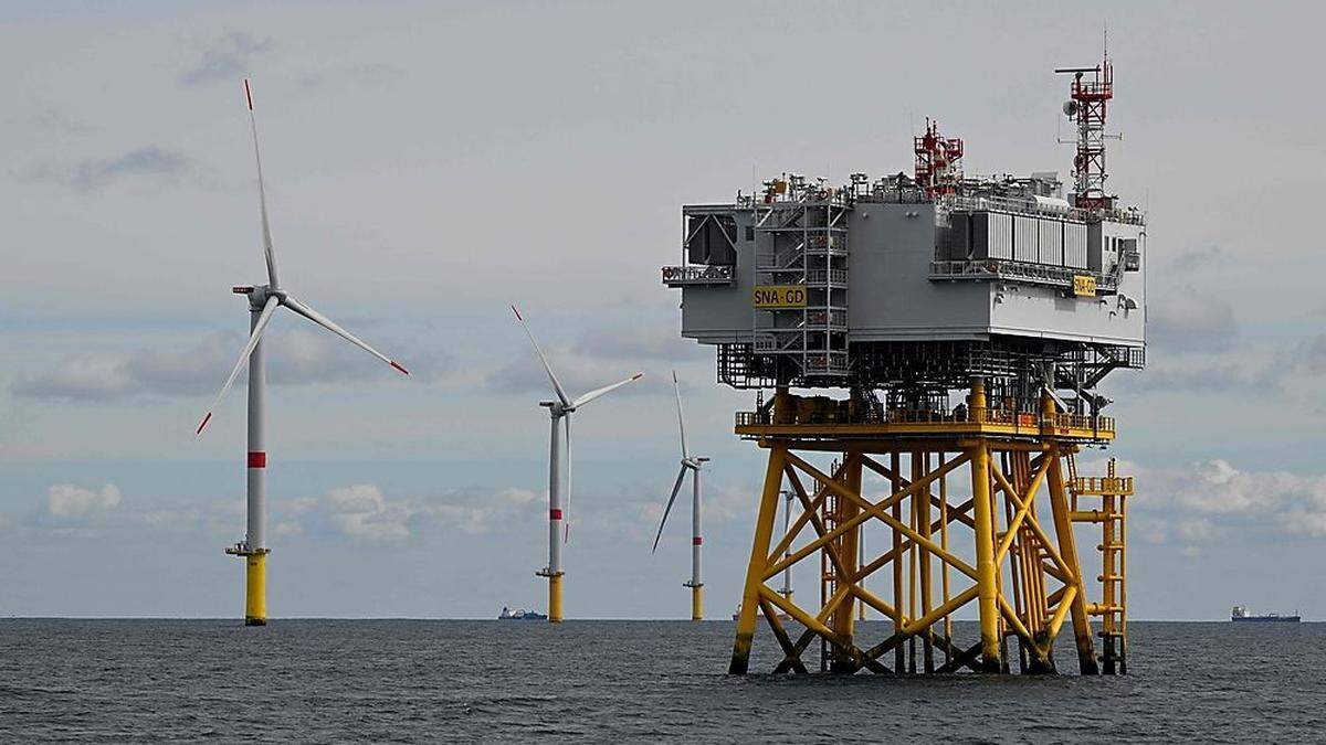 Hier Windräder vor der Küste Frankreichs