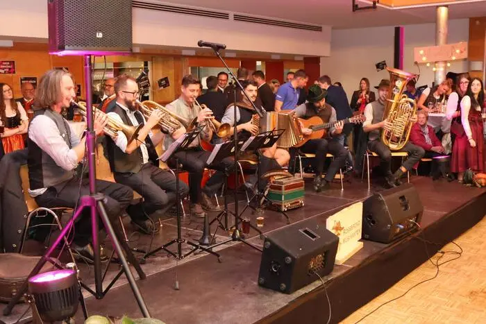 Mit zünftigen Klängen, mitreißenden Rhythmen und jeder Menge guter Laune sorgten die Musikgruppen für beste Stimmung und einen Abend, der seinem Namen alle Ehre machte. Ob traditionelle Blasmusik, schwungvolle Polkas oder musikalische Highlights zum Mitsingen – hier kam garantiert jeder auf seine Kosten. Neben dem Veranstalter wirkten weiters „Die WüdaraMusi“, die Rossbrond Musikanten (Foto), die Kapelle der Kapellmeister sowie der Musikverein Glantal/Liebenfels mit. 