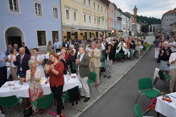 Standing Ovations bei der Ehrung von Erika Schuster