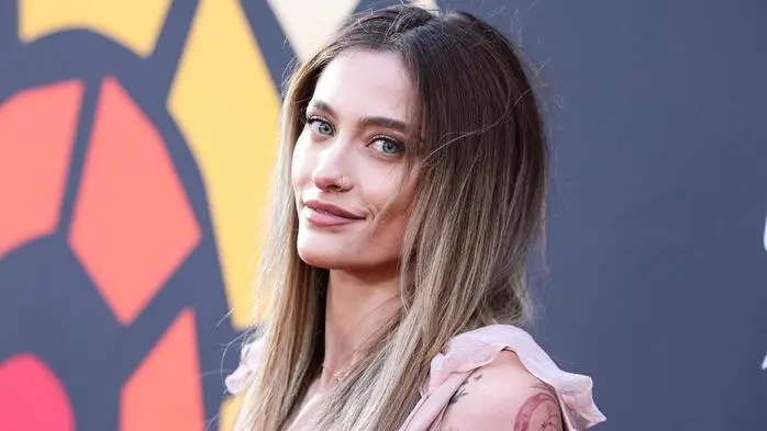 Paris Jackson traf ihre Mutter Debbie Rowe erst mit 15. In einem Podcast erzählt sie, wie beiläufig das Wiedersehen verlief.