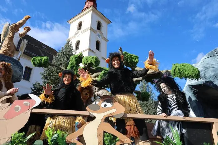 Kunterbunt und voller Fantasie waren die Kostüme, die Großteils im Zeichen von Disney standen: Vom ‚König der Löwen‘ über...