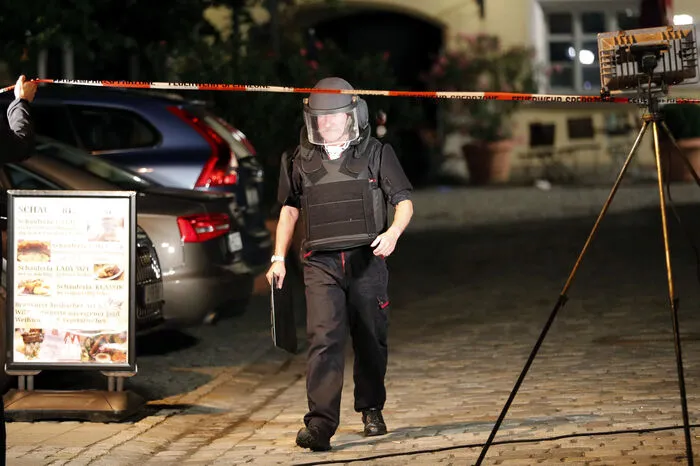 Der Mann habe seit zwei Jahren in Deutschland gelebt und sei nach der Ablehnung seines Asylantrags vor einem Jahr weiter geduldet worden. Ein islamistischer Hintergrund sei nicht auszuschließen, sagte Herrmann in der Nacht vor Journalisten in Ansbach.