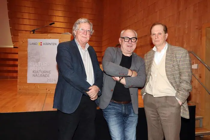 Antonio Fian und Klaus Kastberger bei der Verleihung des Kärntner Kulturpreises an Josef Winkler (r.)