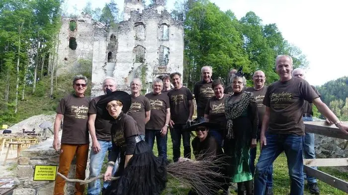 Erstmals wurde eine Walpurgisnacht (die Nacht von 30. April auf 1. Mai) auf der Ruine Waxenegg gefeiert. Der Verein „Mystische Unter- und Oberwelten der Region Anger“ organisierte die Veranstaltung und lud ein zum stimmungsvollen Hexentanz am Vorplatz der Ruine ein, die bei einbrechender Dunkelheit in faszinierenden Lichtnuancen erstrahlte.