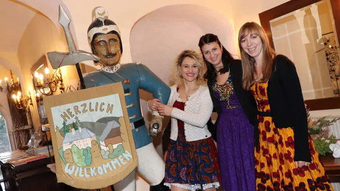 Das Damenensemble „VolksmusiQuer“  mit: Eliz Lippitsch, Claudia Allesch und Michaela Faschinger (von Links) freuten sich auf ihren ersten, gemeinsamen Auftritt mit dem "Kärntner Viergesang" im Schloß Albeck!