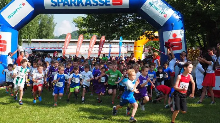 Der samstägige Krumpendorfer Kirschblütenlauf lockte bereits am frühen Vormittag massenweise Läufer an den Start.