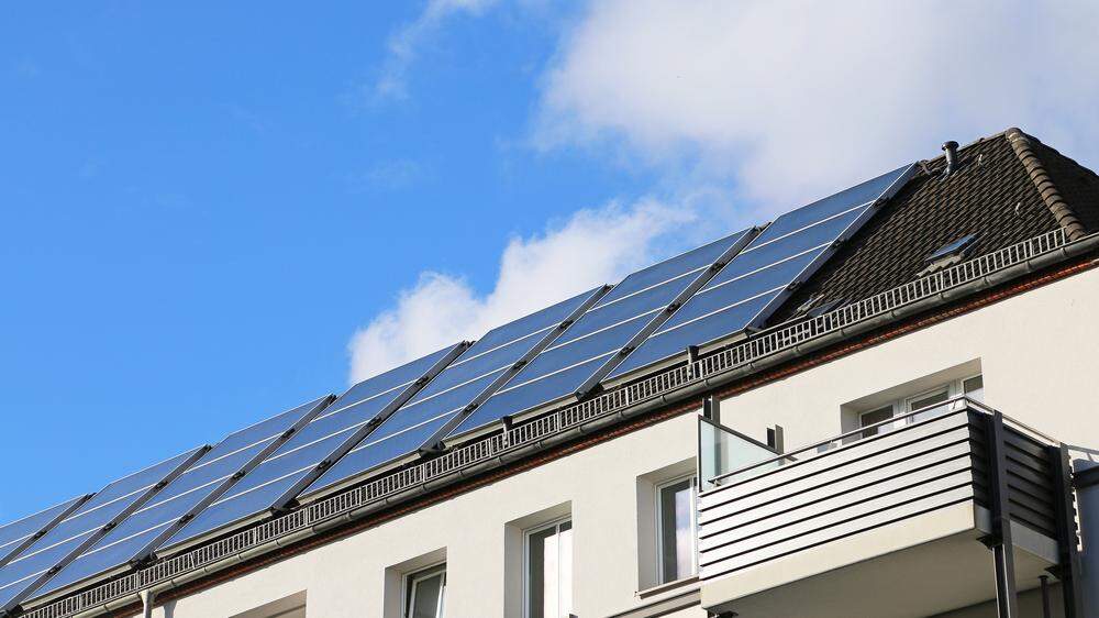 Eine Photovoltaikanlage beeinträchtigt bei einer starken Beanspruchung der Dachfläche laut OGH wesentliche Interessen von Mit- und Wohnungseigentümern 