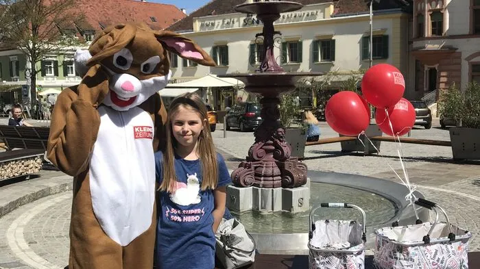 Am Freitag verteilte der Kleine Zeitung Osterhase süße Naschereien am Hartberger Hauptplatz.