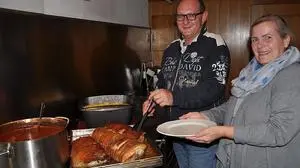 Mario und Roswitha Urberbauer servieren ihren Gästen bei der Eröffnung am 15. Oktober Schweinsbraten, Gulasch & Co.	