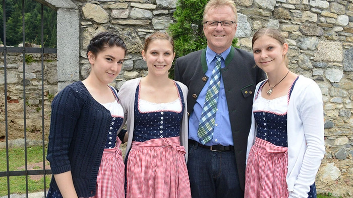 Mit einem Kleingruppensingen unter dem Motto „So klingt es im Dreiländereck“ wurde Freitagabend der Impetus Kultursommer auf der Klosterruine Arnoldstein offiziell eröffnet.
