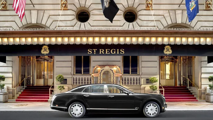 The St. Regis, New York. Ab 1934 verbrachte einer der berühmtesten Maler und Hauptvertreter des Surrealismus,Salvador Dalí, 40 Jahre lang seinen Winter in diesem Luxushotel in Manhattan. Dalí war berüchtigt dafür aus allem eine Szene zu machen. So betrat er einmal mit einem mehr als auffälligen Outfit, einem goldenen Umhang aus toten Bienen, das Hotel mit seiner Frau Gala und seinem Haustier.