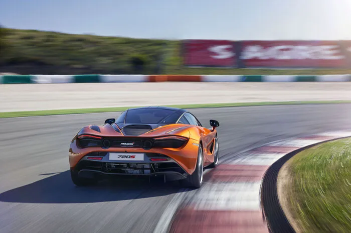 Zudem ist er leichter und schneller als sein Vorgänger 650S. Vom Stillstand auf Tempo 100 vergehen weniger als 3 Sekunden, nur 5 Sekunden später hat das Fahrzeug die 200-km/h-Marke erreicht. Die Höchstgeschwindigkeit liegt bei 341 km/h.
