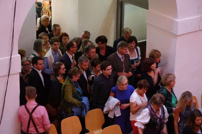 Kurz vor 19.30 Uhr strömten die Premierengäste in den überdachten Innenhof des Schlosses Ehrnau.