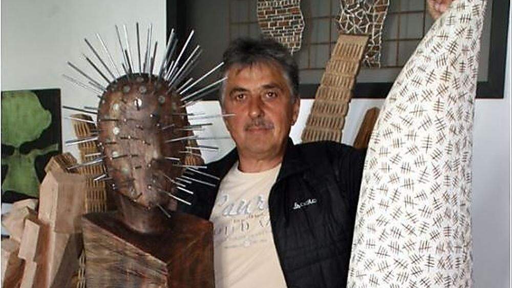 Künstler Johann Wieltsch mit seiner Skulptur „Zahn der Zeit“