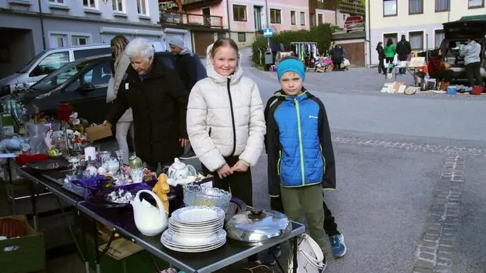 Auch ein frostiger Wind hielt die Besucher nicht ab, am vergangenen Sonntag beim Flohmarkt am Dorfplatz in Kainach zu stöbern, zu feilschen und natürlich auch zu kaufen.