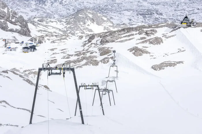 Im Herbst 2022 entschieden sich die Planai-Bahnen für das komplette Aus. Auch wenn es dieser Tage wieder am Dachstein geschneit hat, ragen die Stützen meterweit heraus - fünf Meter Schnee fehlen