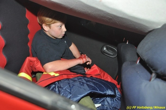 Danach führte die Feuerwehr die Rettung und den Abtransport der verletzten Personen zum inzwischen eingerichteten Sanitätsplatz durch. Dort übernahmen Ärzte und Sanitäter des Roten Kreuzes Voitsberg die Opfer, versorgten diese weiter versorgten und bereiteten sie für den Transport in Krankenhäuser vor.