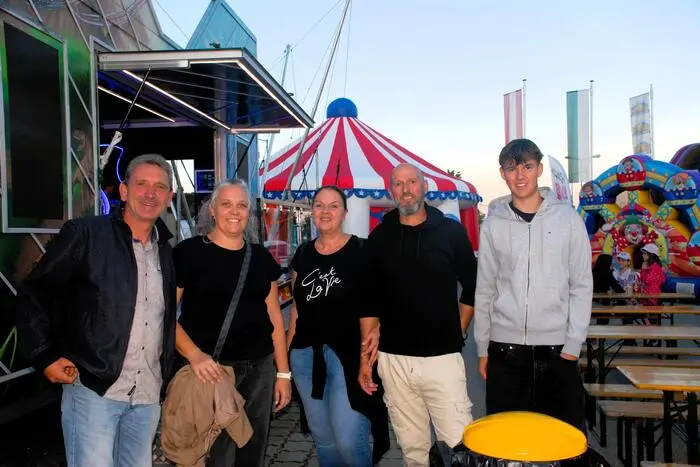 Am vergangenen Wochenende nutzten zahlreiche Besucherinnen und Besucher die Gelegenheit, sich durch das vielfältige Angebot internationaler Speisen, Mehlspeisen und Getränke zu kosten.