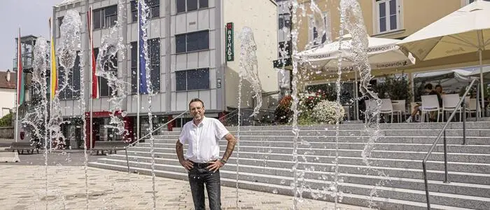 Ferlachs Bürgermeister Christian Gamsler (SPÖ) bei einem Fototermin anlässlich des Rekordsommers in seiner Gemeinde. Nun kämpft Ferlach mit einer Verunreinigung des Trinkwassers