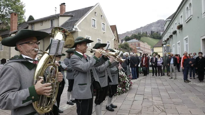 Zum Jubiläum "70 Jahre Stadt Eisenerz" spielte die Stadtmusikkapelle Eisenerz Samstagnachmittag vor dem Innerberger Gewerkschaftshaus zünftig auf.