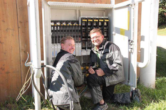 Die KNG Kärnten Netz GmbH stellt die Stromversorgung für den Wiesenmarkt her: Mitarbeiter Bastian Kohlweg und Gernot Wolte beim Einrichten von Anschlüssen (von links)