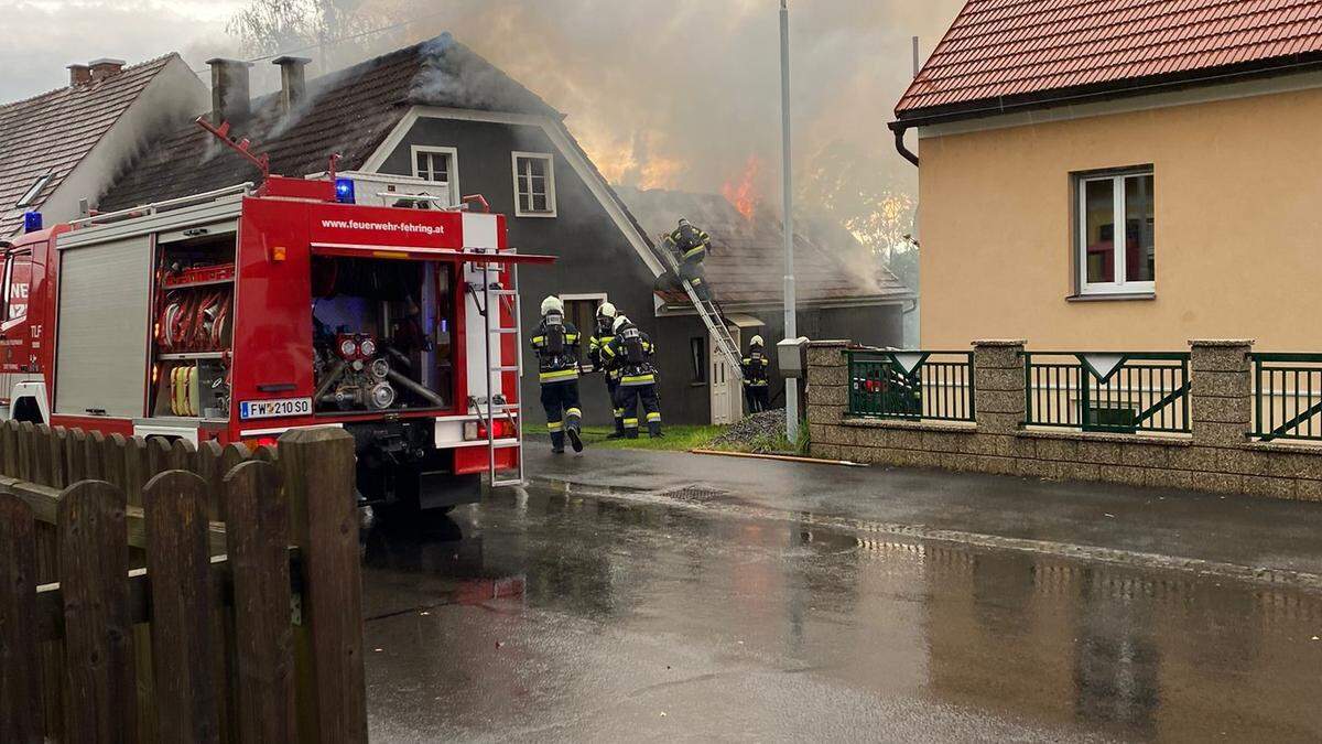 Die Flammen schlugen aus dem Dachstuhl des Hauses