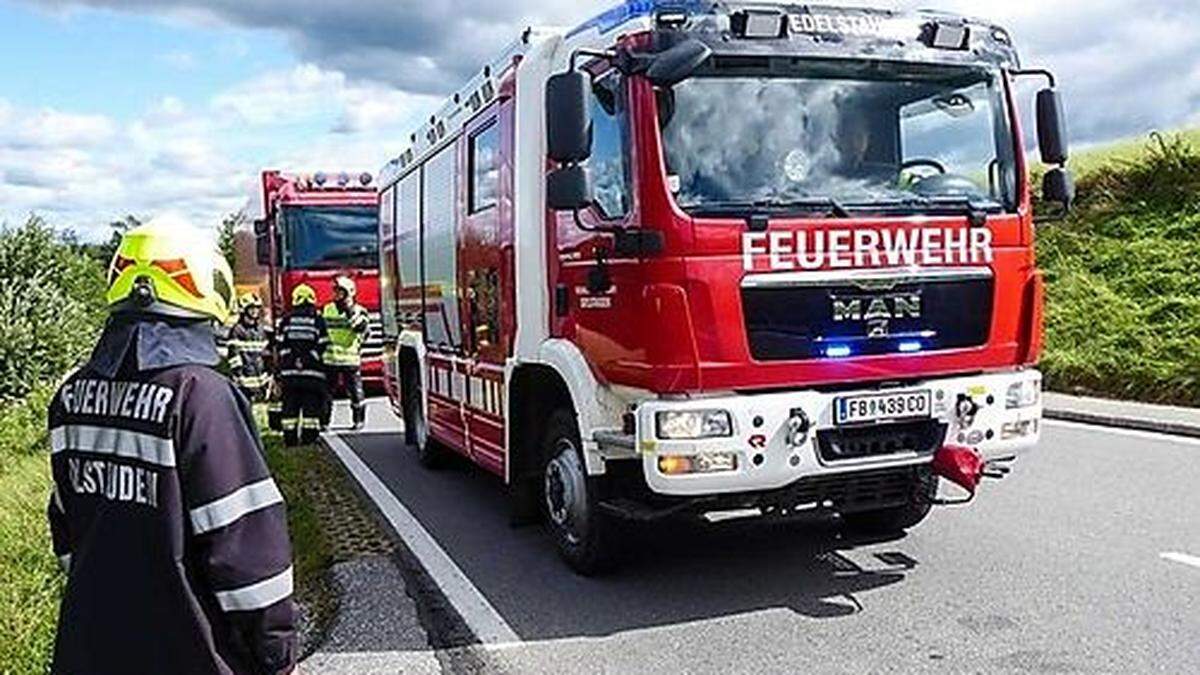Feuerwehr Edelstauden schleppte Lkw auf Gefahrenbereich