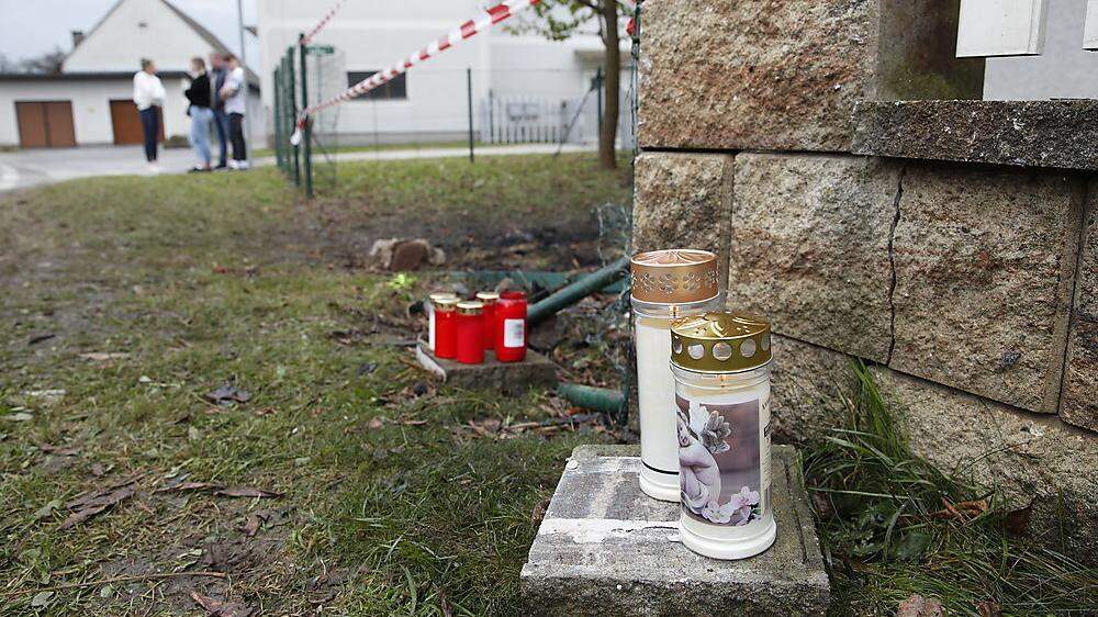 Kerzen an der Unfallstelle in Premstätten, wo drei junge Steirer starben