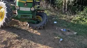 Der Traktor kam auf einem steilen Abhang zum Stehen