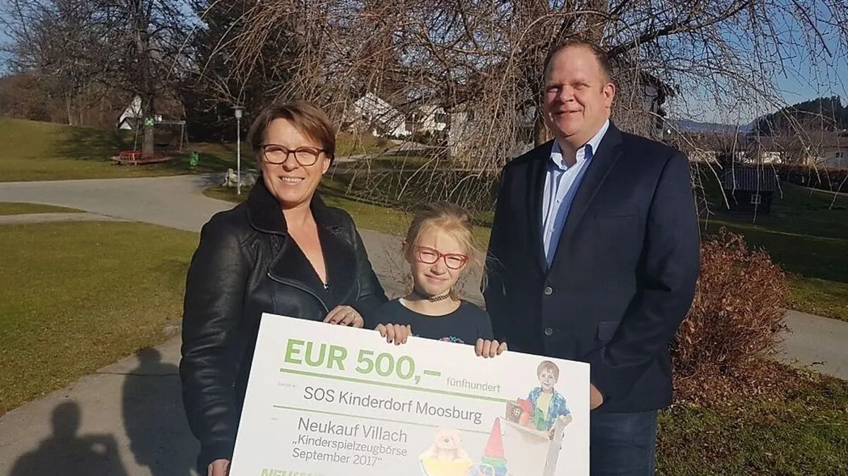 Doris Kapuy (Neukauf), Vivienne und Michael Trebo (SOS Kinderdorf) bei der Scheckübergabe
