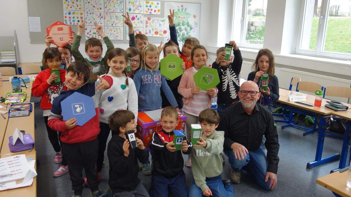 Die Erstklässler der Volksschule Lienz Süd sind bereits Entsorgungsprofis