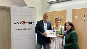 V. l.: Wolfstopp-Obmann Gerhard Fallent mit Monika Schretthauser und Monika Brechtler, zwei Mitstreiterinnen aus der Region