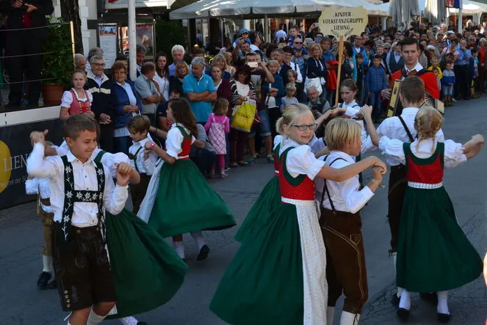 Auch Trachten und Tänze wurden vorgeführt