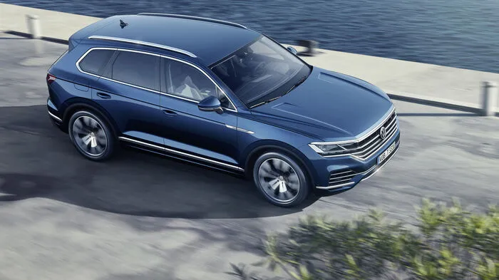 Im Vergleich zum Vorgänger ist der neue VW Touareg moderat breiter und länger, aber um bis zu 106 Kilo leichter geraten. Die neuen Dimensionen lauten: 4878 Millimeter Länge (plus 77 mm), 1984 Breite (plus 44 mm) und 1702 Höhe (minus 7 mm). Das SUV ist auf Anhängelasten von bis zu 3,5 Tonnen ausgelegt.