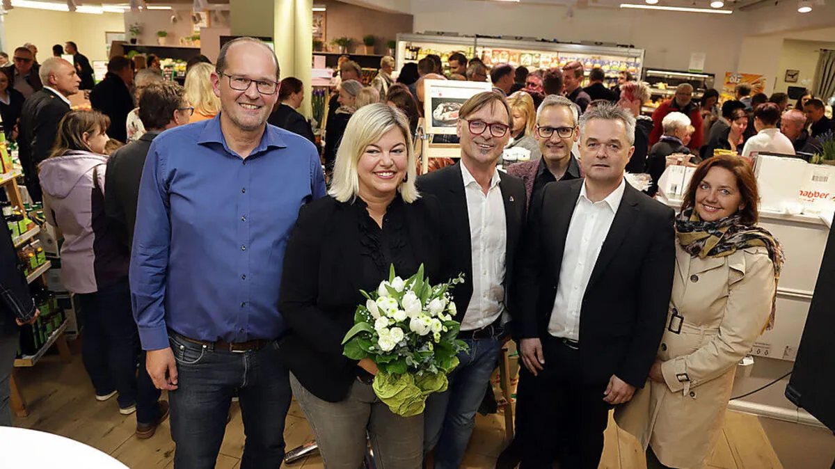 Ronald und Bibi Bleykolm, Bürgermeister Erwin Eggenreich, Stadtrat Roman Neubauer, Finanzreferent Ingo Reisinger und Vizebürgermeisterin Iris Thosold bei der Geschäftseröffnung